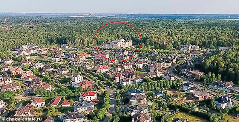 H Property-V, η εταιρεία που ολοκλήρωσε την ανέγερση του παλατιού, έχει πολλούς δεσμούς με τη ρωσική ελίτ και άτομα του περιβάλλοντος του Πούτιν, ορισμένα εκ των οποίων διαθέτουν σπίτια στο Greenfields, το «χωριό των δισεκατομμυριούχων» στα περίχωρα της Μόσχας