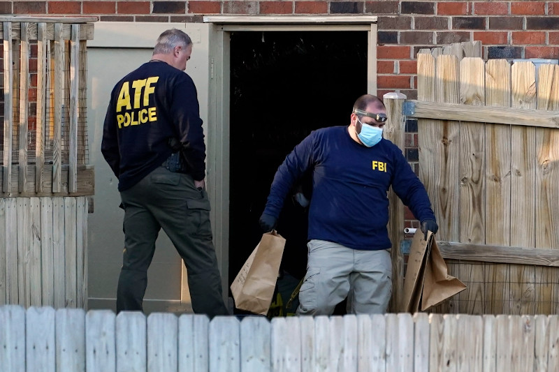 Αστυνομικοί και πράκτορες του FBI χτένισαν το σπίτι του δράστη σε πόλη κοντά στο Νάσβιλ