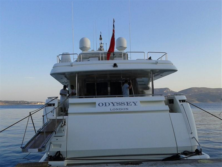 Δεμένο στη μαρίνα το Odyssey London, έτοιμο να υποδεχθεί τους επιβάτες-επισκέπτες του για να τους προσφέρει πολυτελείς διακοπές