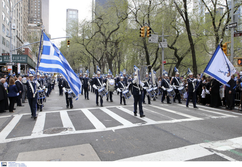 Η φιλαρμονική με σημαίες στην παρέλαση 