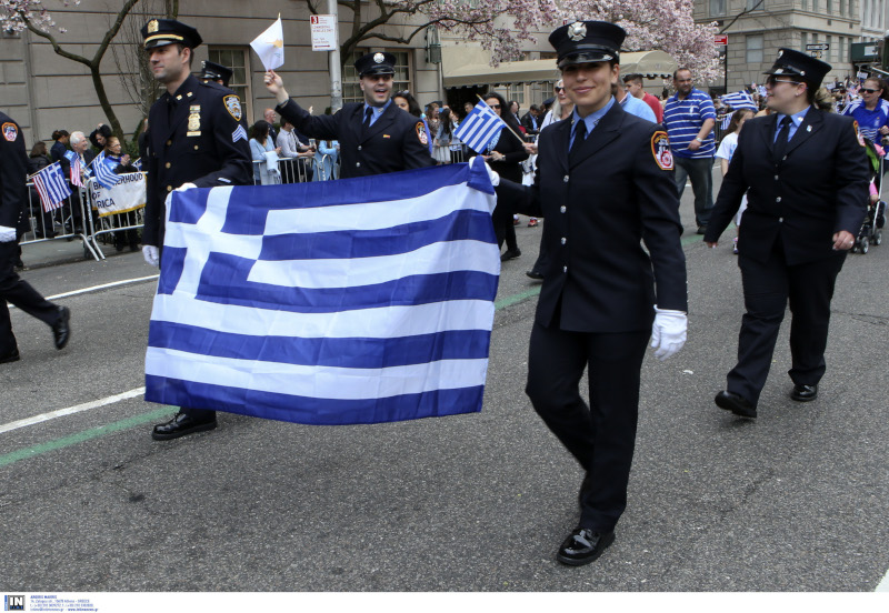 Σώματα ασφαλείας με την ελληνική σημαία 