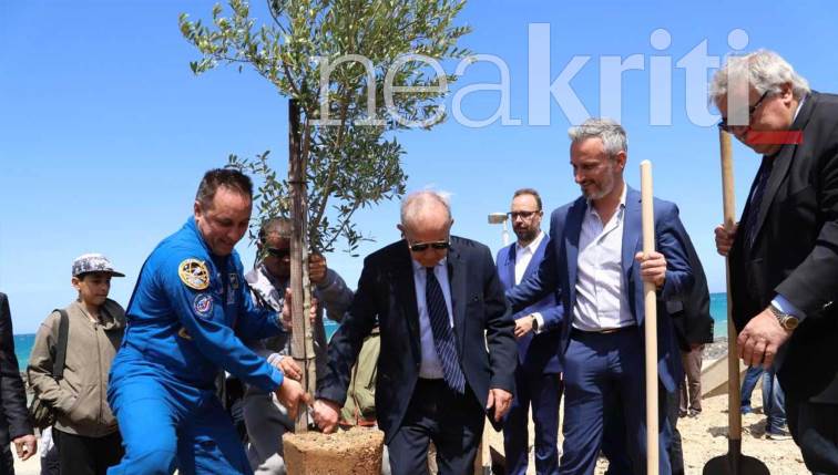 Οι κοσμοναύτες φύτεψαν συμβολικά μία ελιά