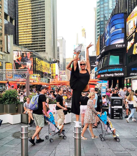 Î— ÎŒÎ»Î³Î± Î Î·Î»Î¹Î¬ÎºÎ· ÏƒÎµ Ï‡Î¿ÏÎµÏ…Ï„Î¹ÎºÎ­Ï‚ Ï†Î¹Î³Î¿ÏÏÎµÏ‚ ÏƒÏ„Î·Î½ Times Square