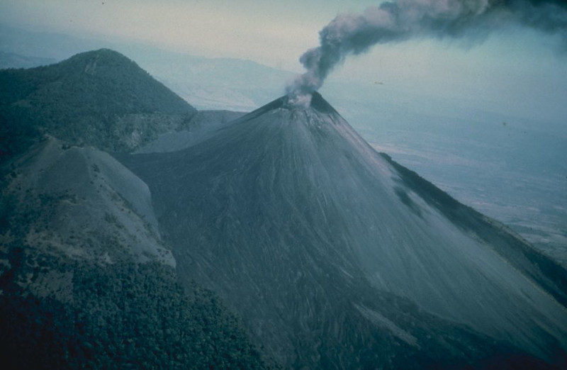 Στιγμιότυπο από έκρηξη του ηφαιστείου Πακάγια στη Γουατεμάλα το 1976.  