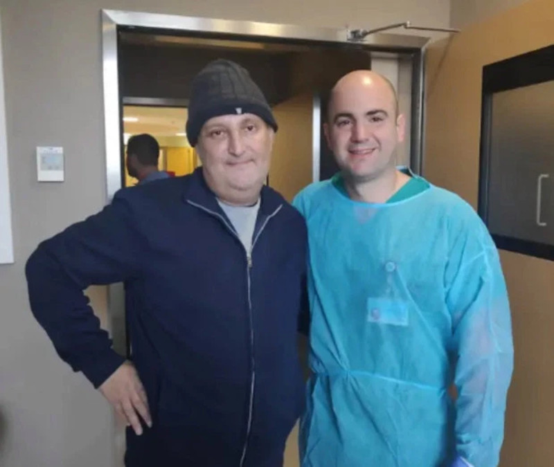 O 46χρονος Καμέλ Αμπντέλ Ραχμάν με τον δρ Μοσκοβισί, επικεφαλής της ομάδας των γιατρών που του έσωσαν τη ζωή