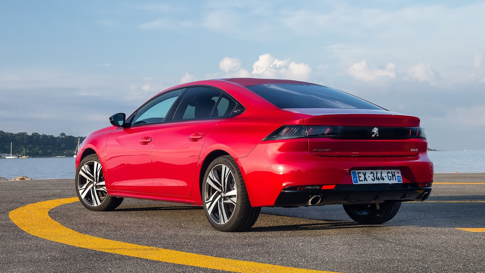 Το Peugeot 508 σε κόκκινο χρώμα