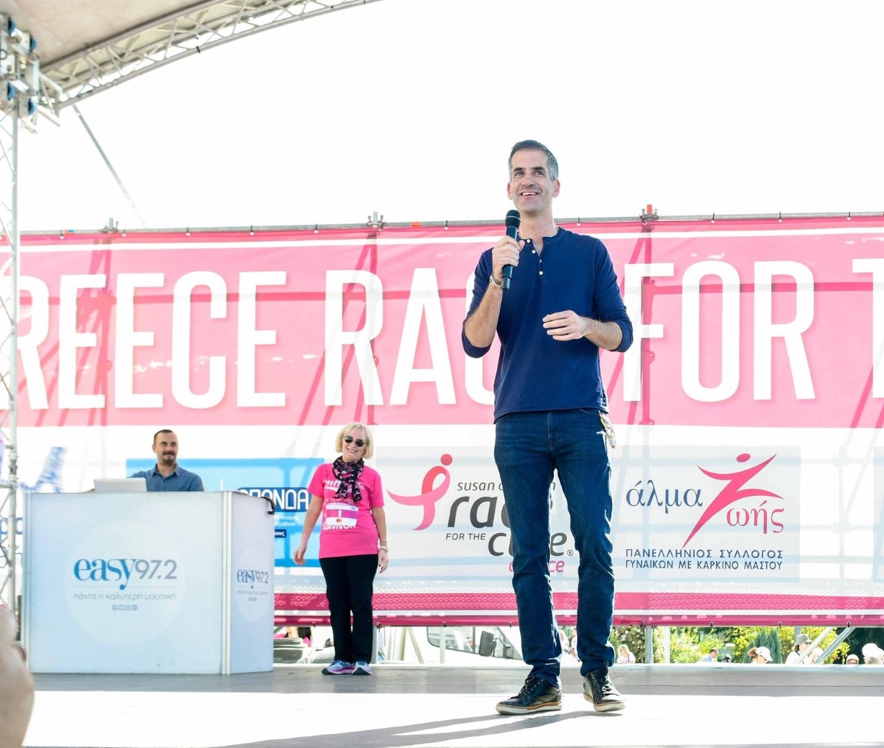 Κωστας Μπακογιάννης με μικρόφωνο