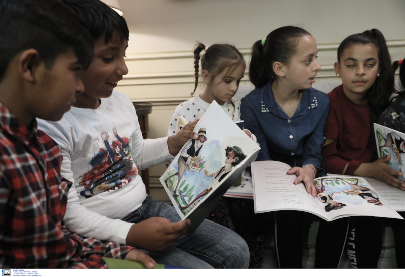 Τα παιδιά Ρομά διαβάζουν παραμύθια 
