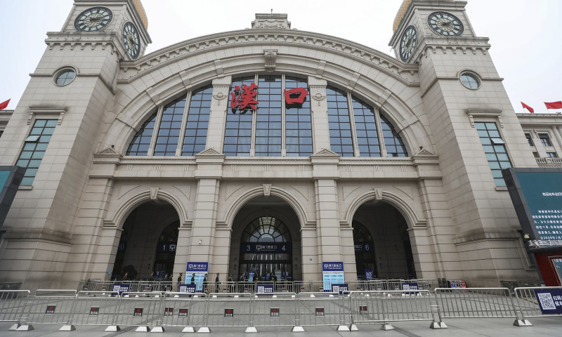 Μεταλλικά φράγματα εμποδίζουν την πρόσβαση σε σιδηροδρομικό σταθμό στο Βουχάν της κεντρικής Κίνας. 