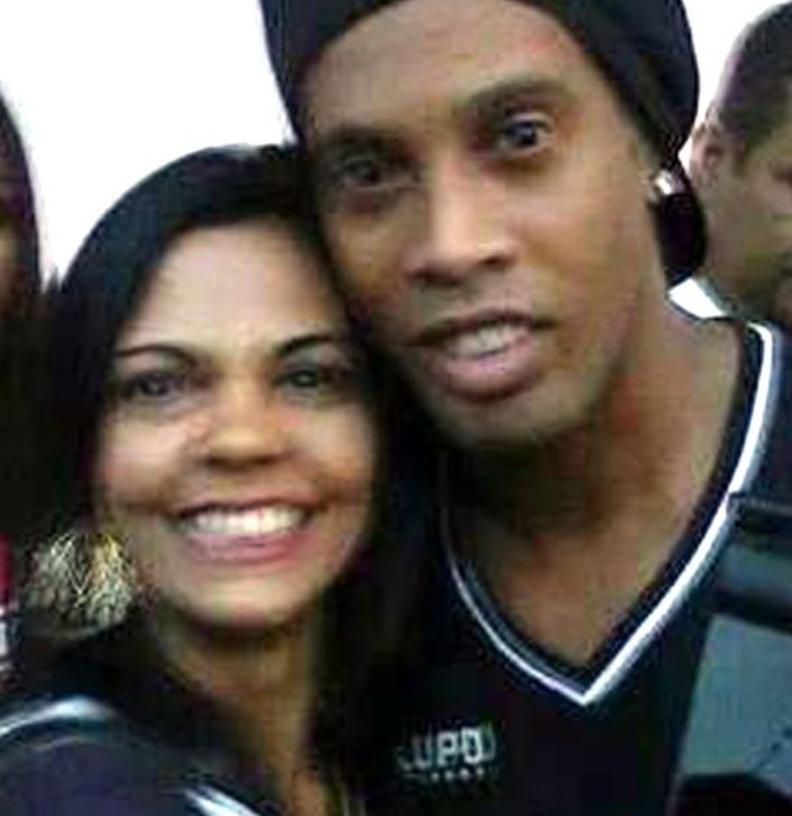 Ο Ροναλντίνιο ποζάρει στο φακό με την παρ' ολίγον πεθερά του, Μαρία Αλντενίτσε ντος Σάντος.