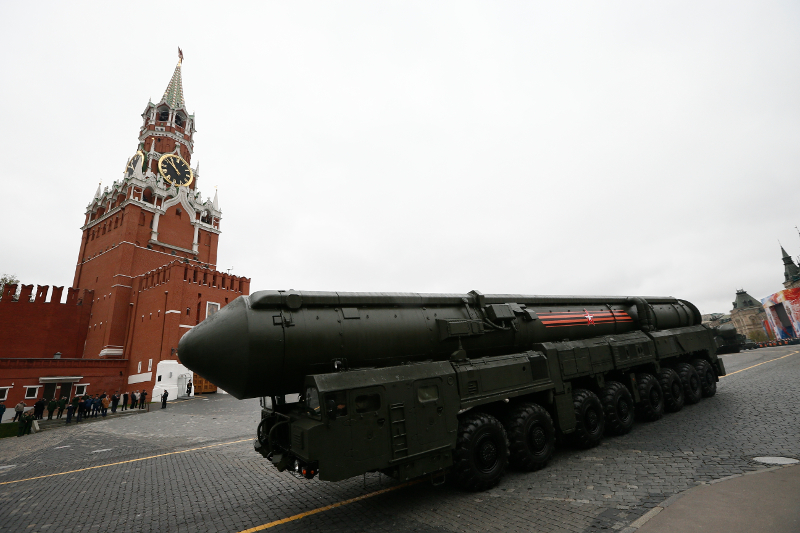 Διηπειρωτικός βαλλιστικός πύραυλος Topol-M στην Κόκκινη πλατεία της Μόσχας στην πρόβα παρέλασης το 2017. 