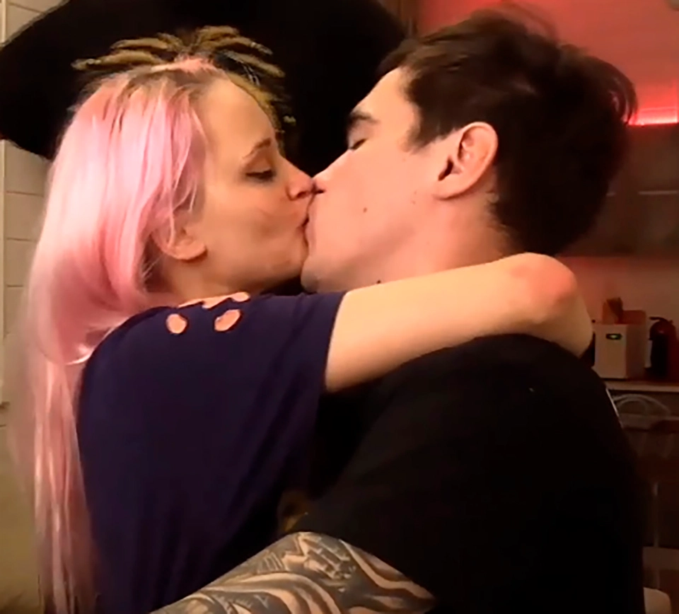 Φρίκη στη Ρωσία: YouTuber «τέρας» άφησε την έγκυο φίλη του να πεθάνει στο κρύο σε ζωντανή μετάδοση 2 O φίλος της Βαλεντίνα θα περάσει τα επόμενα χρόνια της ζωής του στη φυλακή αν αποδειχθεί ότι οι πράξεις του προκάλεσαν τον θάνατό της