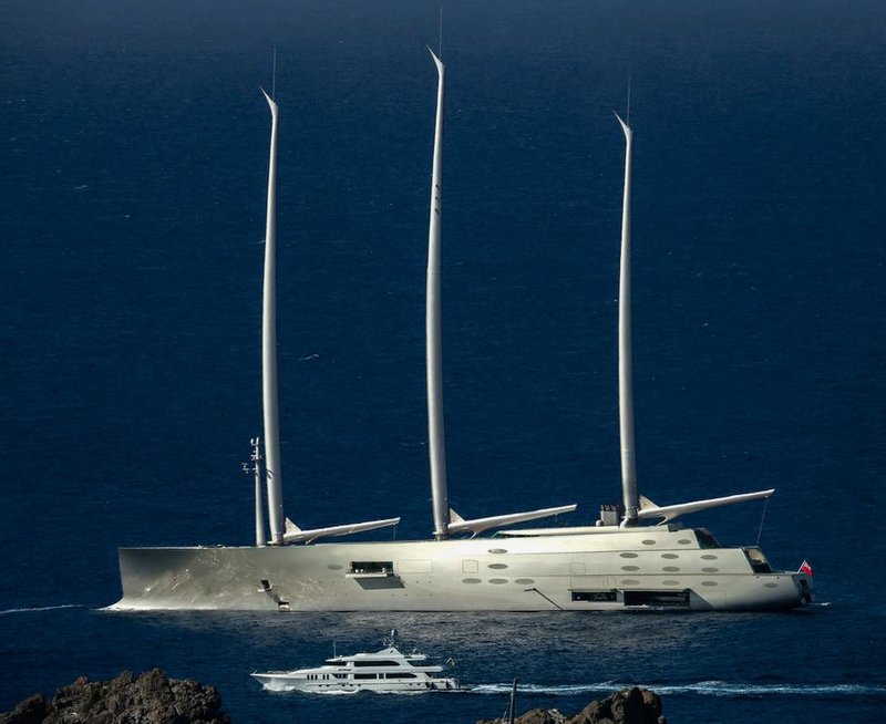 To Sailing Yacht A, όπου Α το αρχικό του ονόματος (Αλεξάνδρα) της συζύγου του ιδιοκτήτη, του Ρώσου ολιγάρχη, Αντρέι Μελντιτσένκο. 