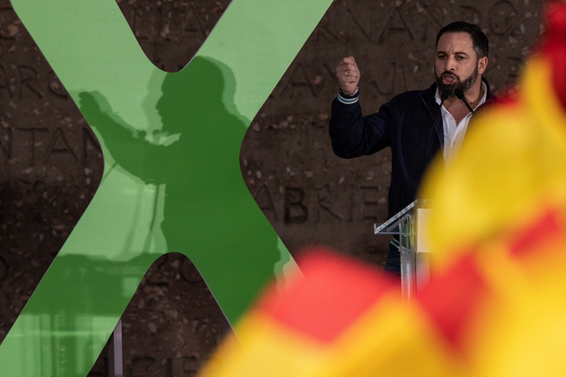 Ο ηγέτης του ακροδεξιού Vox, Σαντιάγο Αμπασκάλ εκφωνεί την τελευταία του προεκλογική ομιλία.