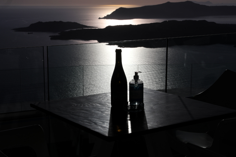 Κρασί και αντισηπτικό - Νέοι κανόνες στα εστιατόρια της Σαντορίνης