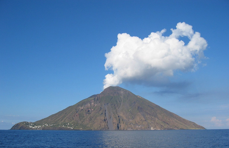 To  ηφαίστειο του Στρόμπολι στο Τυρρηνικό Πέλαγος της Ιταλίας. 