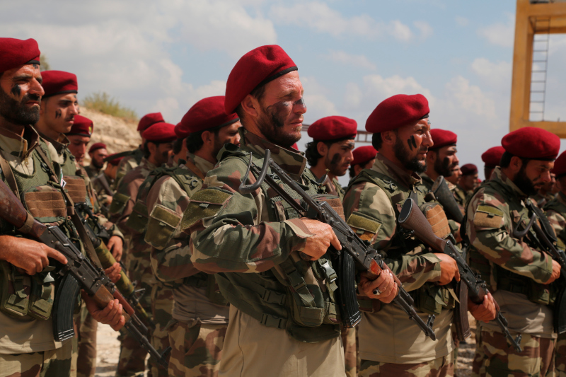 Μαχητές του υποστηριζόμενου από την Τουρκία «Ελεύθερου Συριακού Στρατού» κοντά στην Αζάζ της βόρειας Συρίας, στις 7 Οκτωβρίου. 