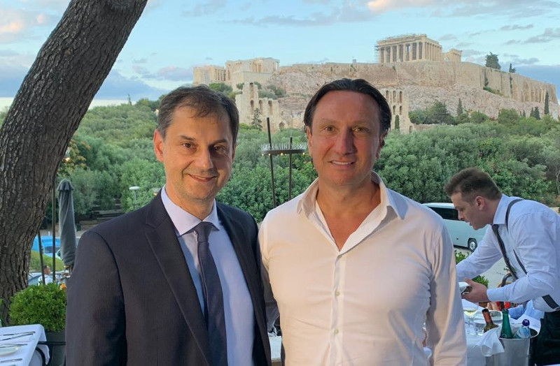 Ο πρόεδρος της Ελληνικής κοινότητας Μελβούρνης Βασίλης Παπαστεργιάδης με τον Χάρη Θεοχάρη.