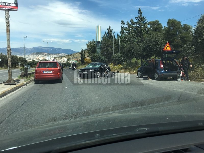 Τροχαίο με δύο αυτοκίνητα