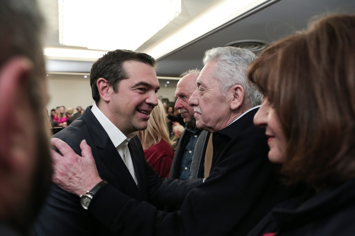 Ο Αλέξης Τσίπρας χαιρετά τον Φώφη Κουβέλη