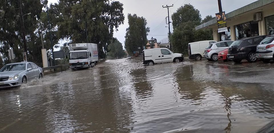 Πλημμυρισμένος δρόμος στο Τυμπάκι