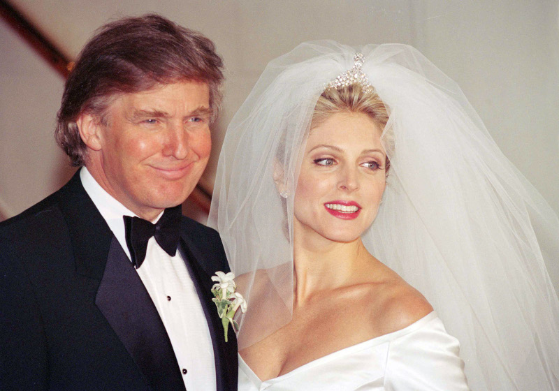 Ο Ντόναλντ Τραμπ και η δεύτερη σύζυγός του Μάρλα Μαπέλς στο γάμο τους το 1993 