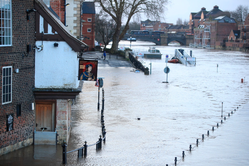 Πλημμυρισμένος δρόμος στο Γιορκ της Βρετανίας μετά το πέρασμα της καταιγίδας Κιάρα. 