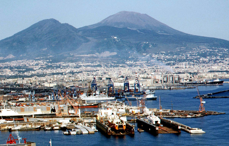 Άποψη του Βεζούβιου από τον κόλπο της Νάπολης.