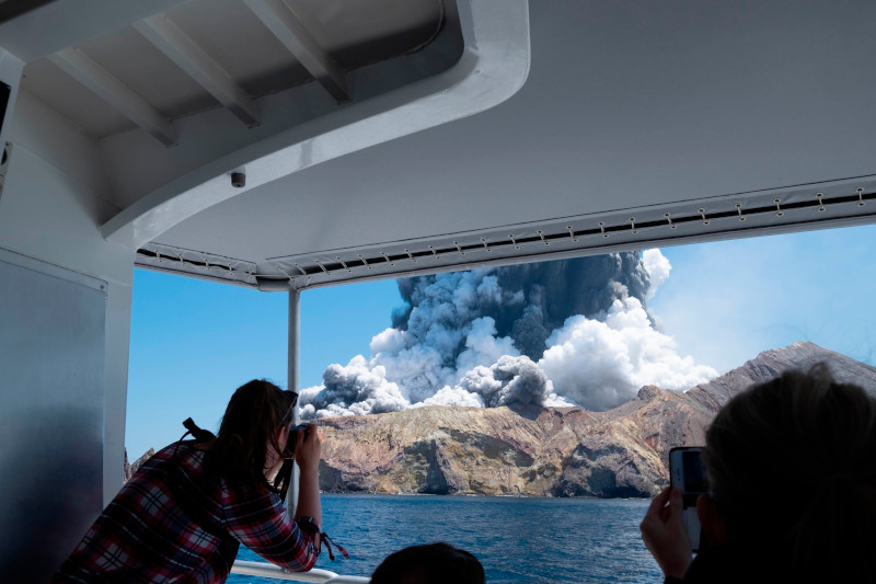 Τουρίστας καταγράφει την πρόσφατη φονική έκρηξη του ηφαιστείου Ουακάρι στο Λευκό Νησί της Νέας Ζηλανδίας. 
