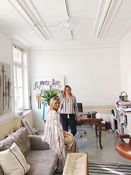 Η Μαρέβα Μητσοτάκη με την φίλη και συνεργάτιδά της, Δήμητρα Κολοτούρα, στα γραφεία της εταιρείας τους «Zeus+Δione»