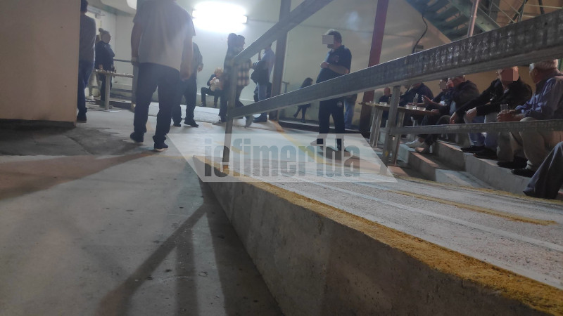 Πλήθος κόσμου έξω από το καζίνο λόγω του αντικαπνιστικού νόμου