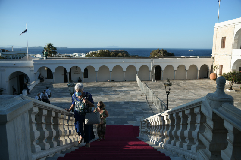 Αδεια τα σκαλιά που οδηγούν στο ναό, τα οποία κάποτε ήταν γεμάτα κόσμο.