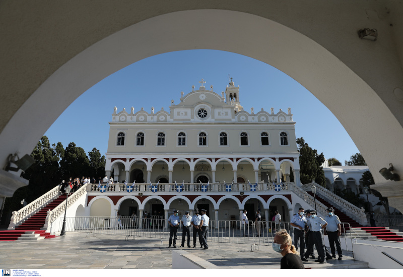 Πρωτόγνωρη η εικόνα με το άδειο προαύλιο της εκκλησίας. 