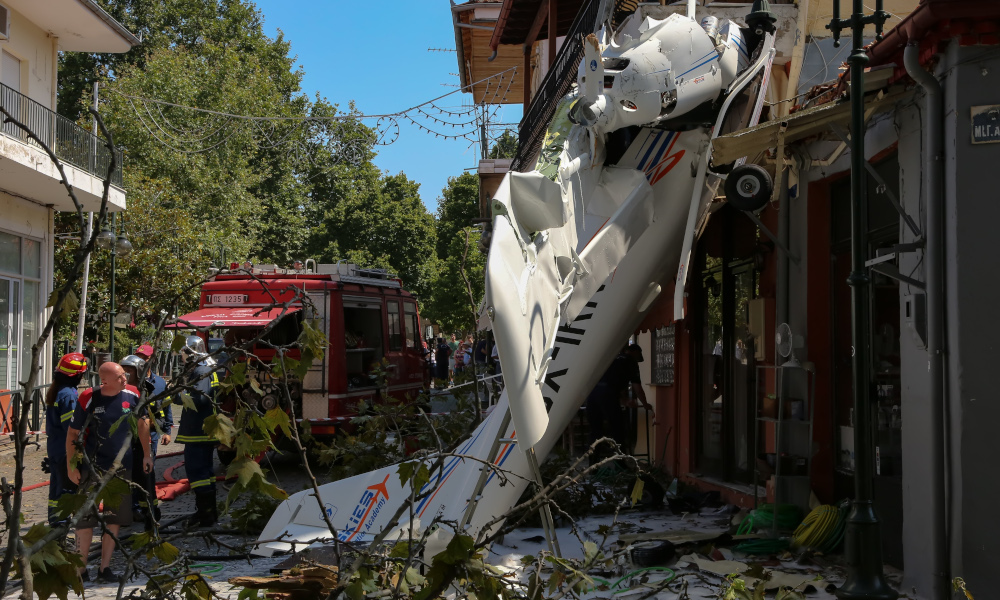 Αεροσκάφος σε οριζόντια θέση σε σπίτι στις Σέρρες