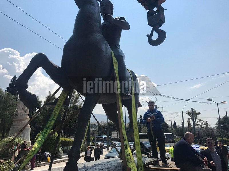 Συνεργεία εργάζονται για την εγκατάστασή του