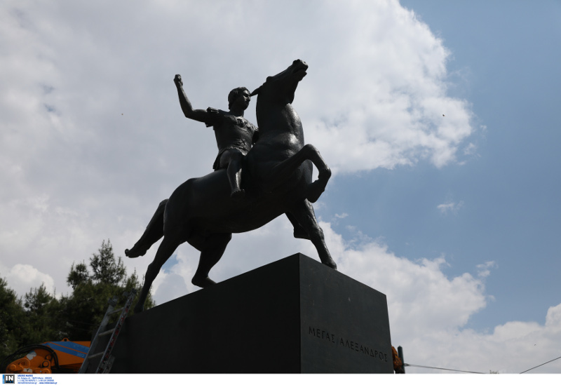 Το άγαλμα του Μεγάλου Αλεξάνδρου, φωτογραφική λήψη από την κάτω πλευρά