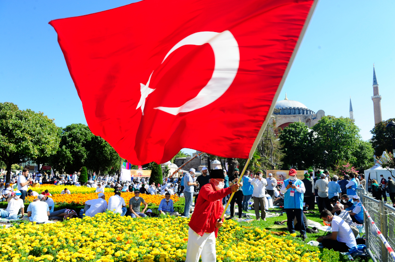 Άνδρας με την τουρκική σημαία έξω από την Αγία Σοφία