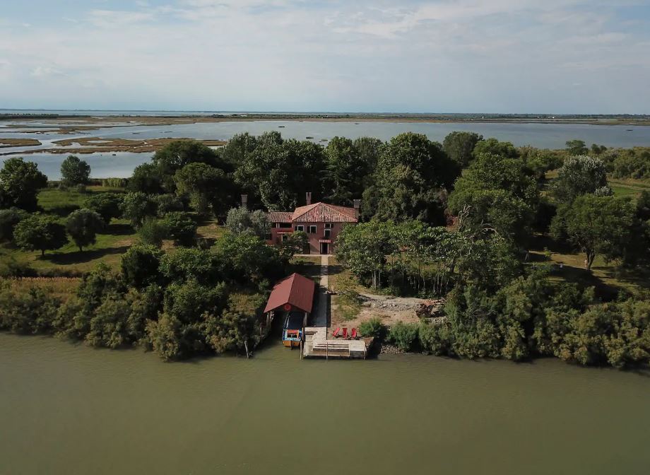 Το νησί διατίθεται προς ενοικίαση μέσω Airbnb