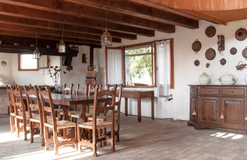 Η τραπεζαρία μπορεί να φιλοξενήσει μέχρι και 16 άτομα 