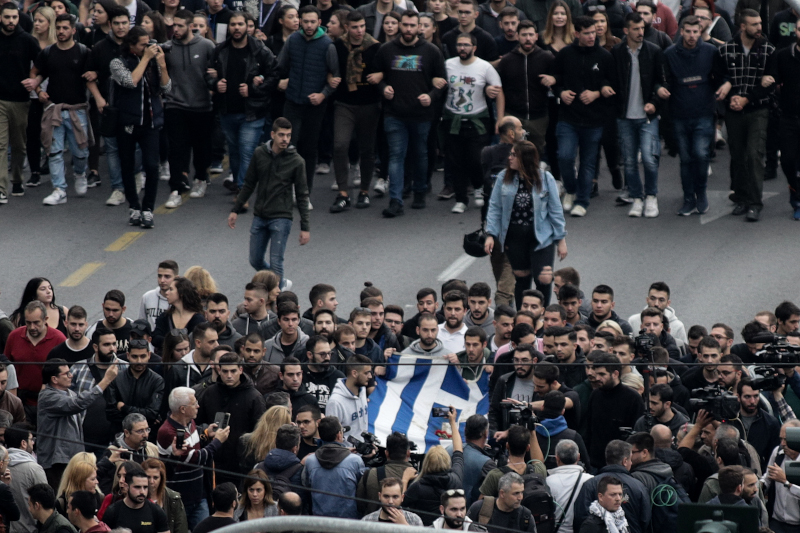  Η αιματοβαμμένη σημαία στην πορεία του Πολυτεχνείου έξω από την Αμερικανική πρεσβεία