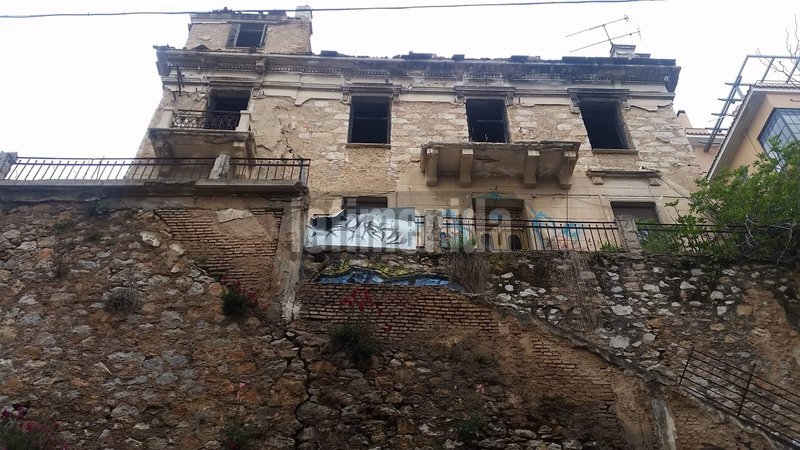 «Αίολος», το πέτρινο πυργόσπιτο στην Καλλιδρομίου. Ερειπωμένο με κατεστραμμένα παράθυρα και πόρτες.