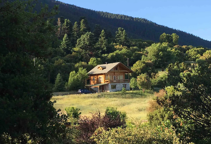 Το Vytina Log House μέσα στο πράσινο