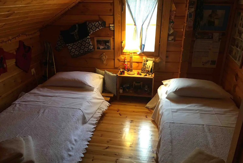 Δωμάτια με δύο μονά κρεβάτια