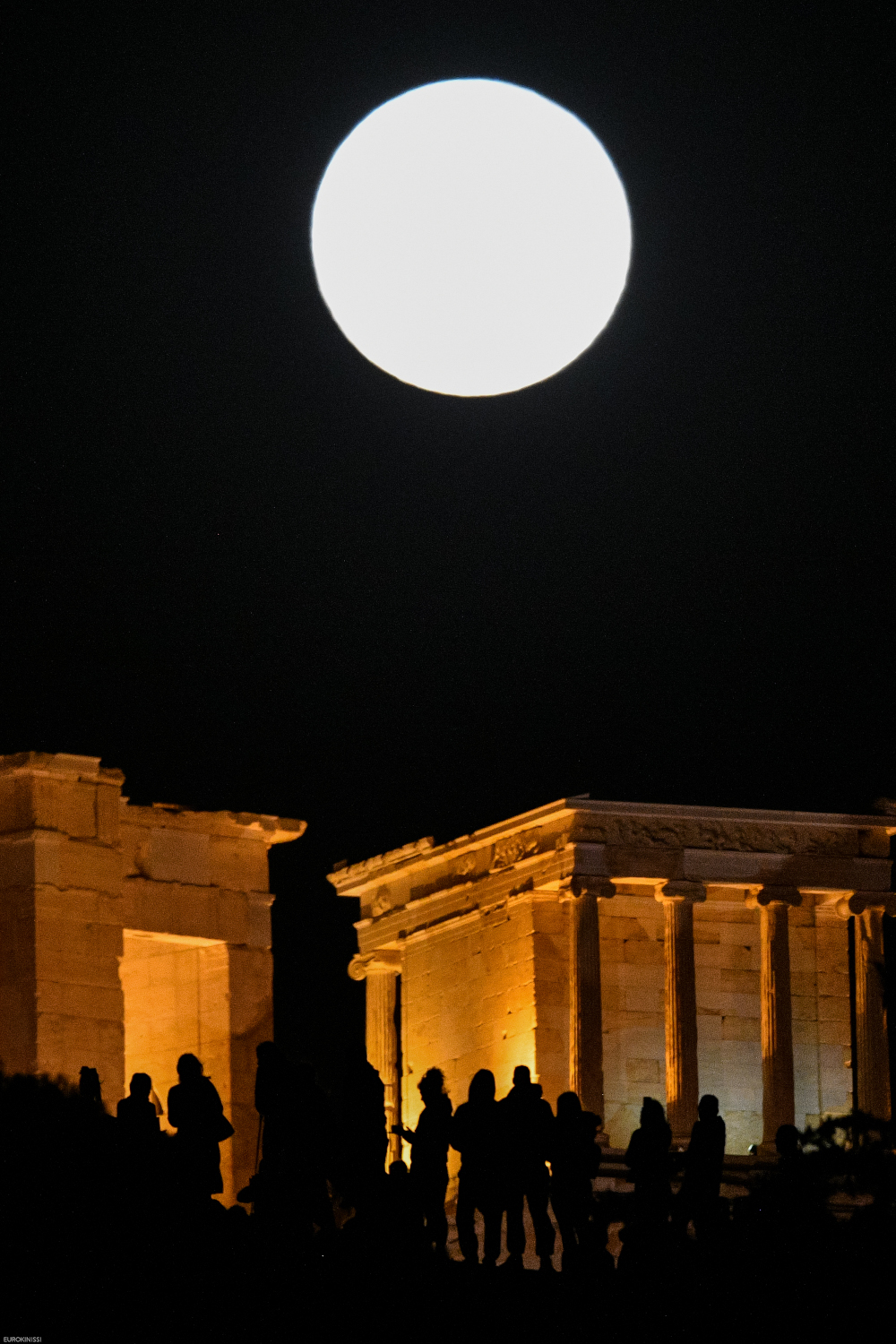 Κόσμος στην Ακρόπολη για την υπερπανσέληνο