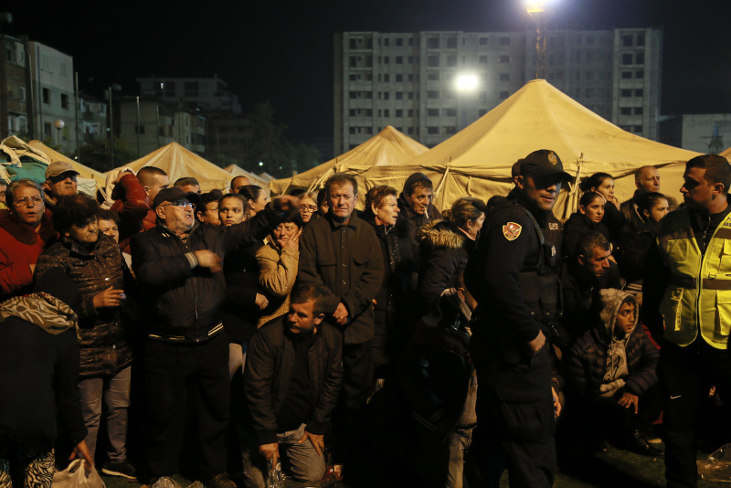 Πλήθος κόσμου μπροστά από τις σκηνές που έστησε ο στρατός μετά τον σεισμό