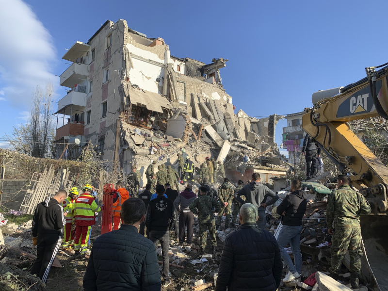 Ενα από τα κτίρια που κατέρρευσαν στην Αλβανία