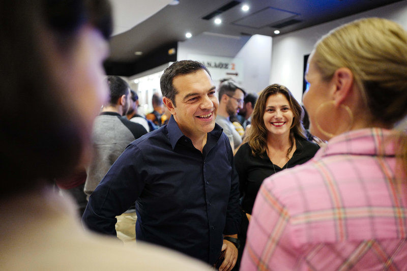 Ο Αλέξης Τσίπρας και η Περιστέρα Μπαζιάνα συνομιλούν με μια από τις ηθοποιούς της ταινίας που παρακολούθησαν, την Ντέμπι Χάνεϊγουντ / Φωτογραφία: Eurokinissi