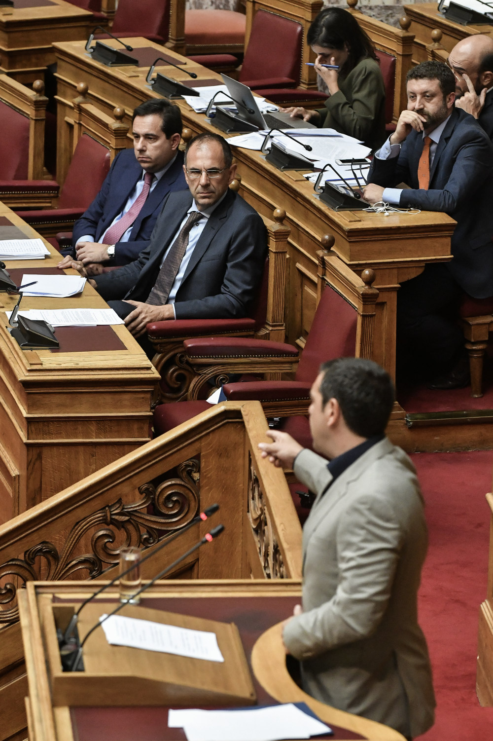 Ο υπουργός Γιώργος Γεραπετρίτης παρακολούθησε την ομιλία του αρχηγού της αξιωματικής αντιπολίτευσης πριν απαντήσει στην ολομέλεια της Βουλής