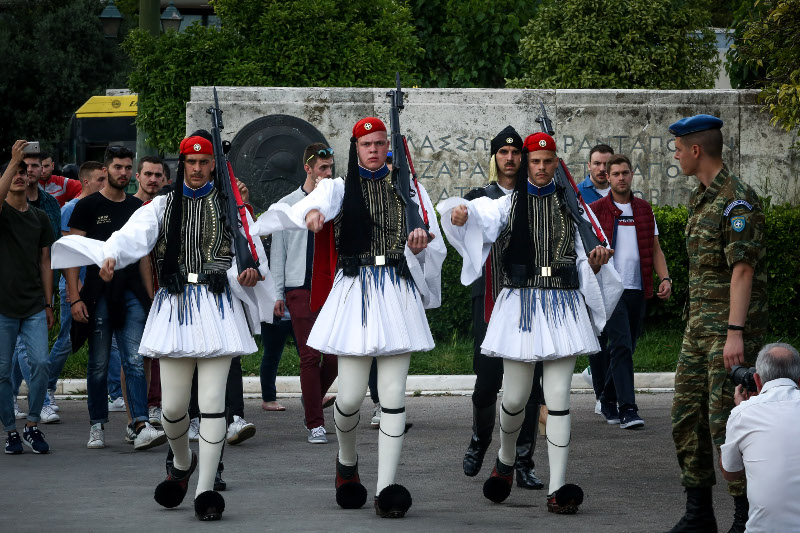 Αλλαγή φρουράς στο Μνημείο του Άγνωστου στρατιώτη από Πόντιους Εύζωνες / Φωτογραφία: EUROKINISSI