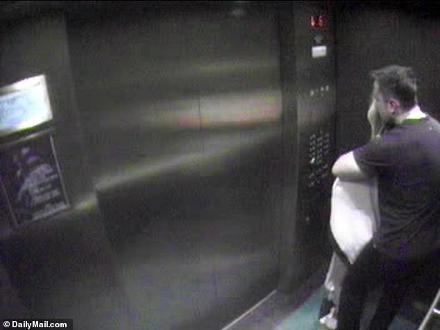Έλον Μασκ και Άμπερ Χερντ σε τρυφερά ενσταντανέ στο ασανσέρ